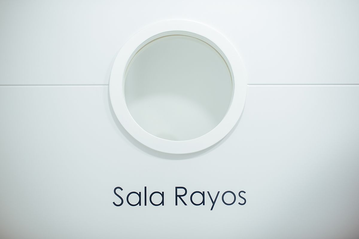 Ventana circular en la puerta de la sala de rayos